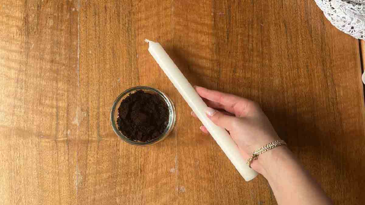 Velas y posos de café: ¡vas a crear algo realmente eficaz para resolver un problema recurrente del verano!