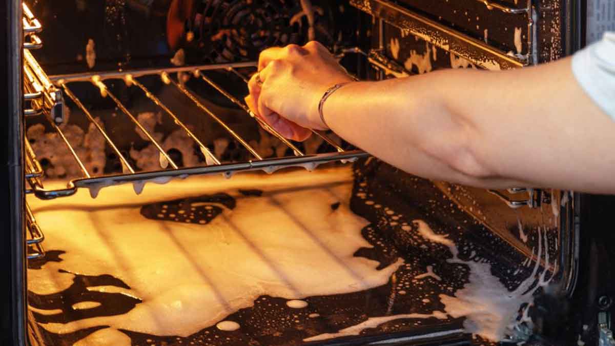Insólito: ¡un truco increíble para limpiar la bandeja del horno sin cansarse!