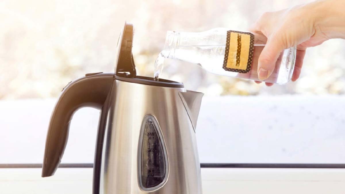 ¿La tetera está llena de cal? ¡Este ingrediente antical natural puede limpiarla para siempre!