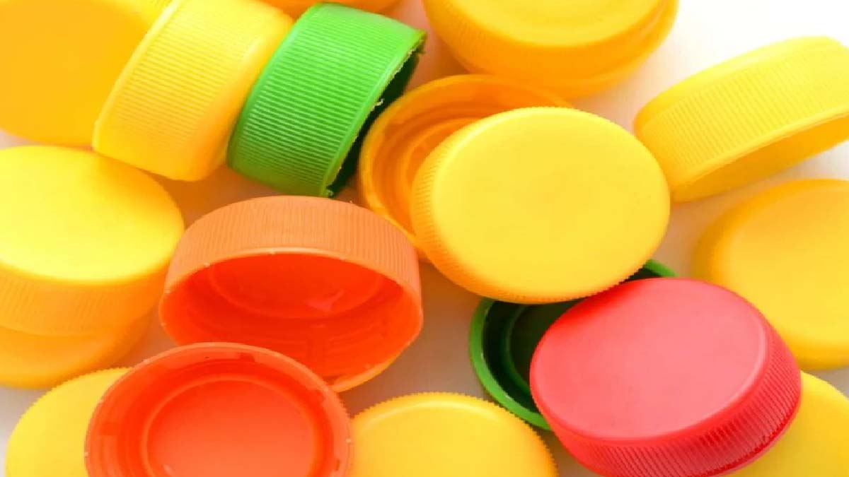 ¿Cómo se crea un jarrón con corchos de plástico reciclados?