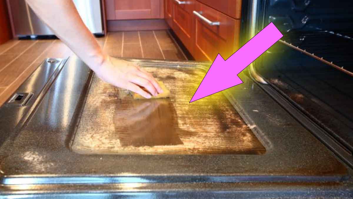 ¿Cómo limpiar la puerta del horno en un santiamén?