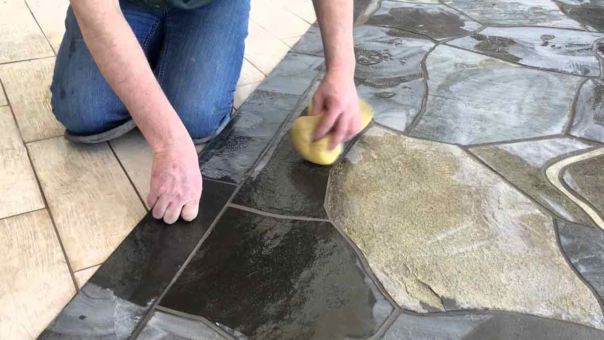 ¡Elimine el negro y el musgo de los suelos de piedra de exterior sin utilizar un limpiador de alta presión ni lejía! ¡Un simple remedio casero bastará!