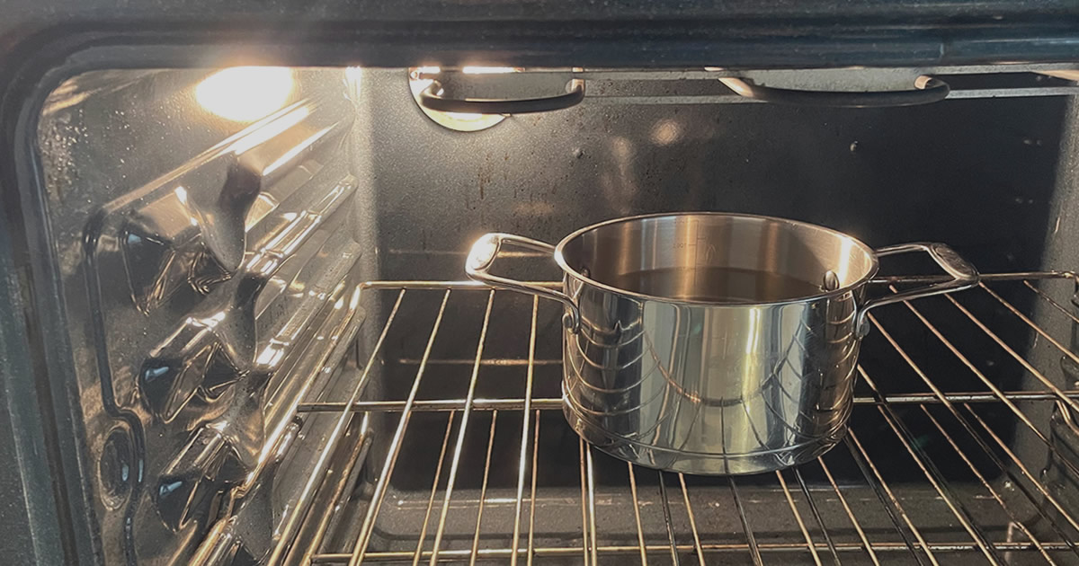 Cómo limpiar y desglasar el horno con el método de la sartén