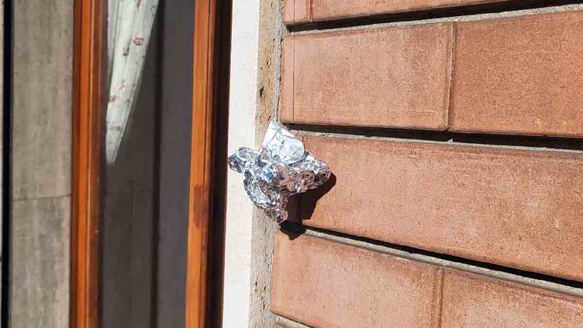 ¿Por qué tanta gente se pone a colgar papel de aluminio en el balcón?
