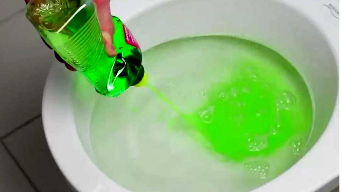 ¿Por qué tirar el detergente por el retrete?