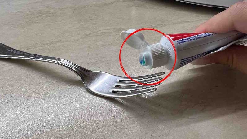 ¿Qué ocurre al cabo de unos minutos si aplicas la pasta de dientes a los cubiertos?