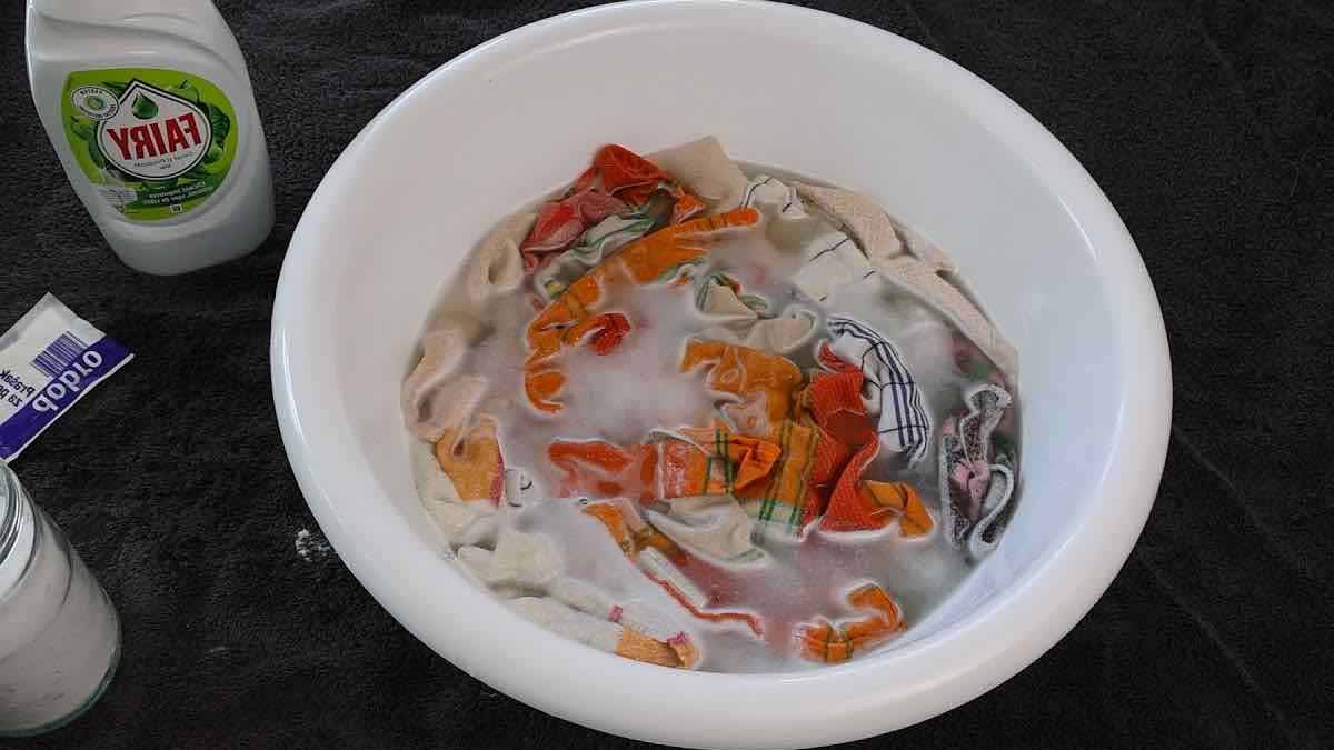 ¿Quieres ropa blanca y sin manchas? ¡Sumérgelas en este líquido!