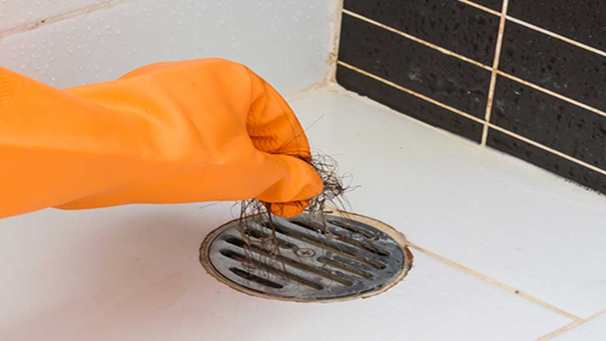 5 métodos sencillos para desatascar una ducha