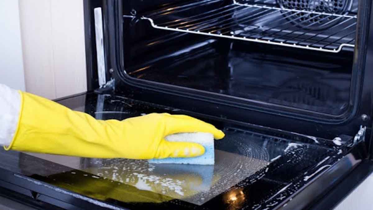 El mejor truco para limpiar las puertas del horno