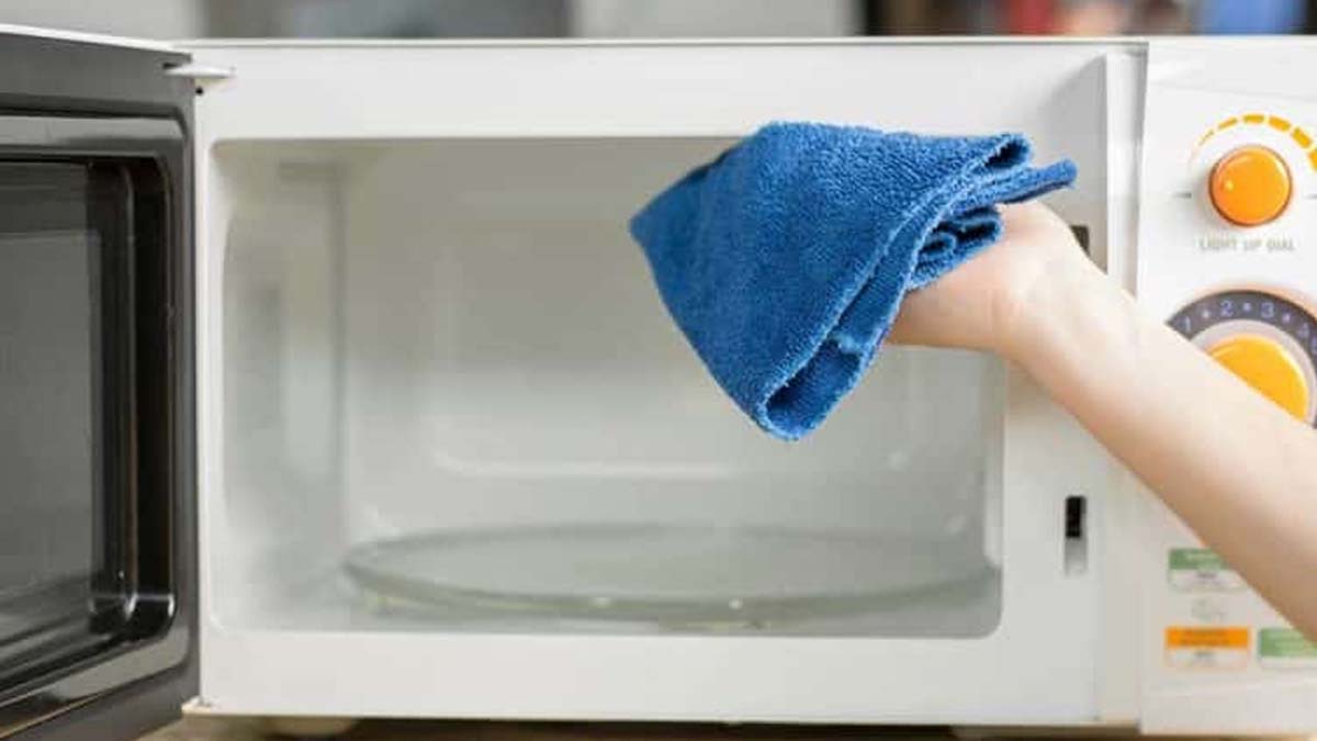 Microondas: 5 minutos para limpiarlo bien