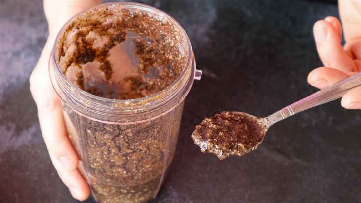 No se atreva a tirarlo, porque este producto hace maravillas en sus macetas y en el jardín.