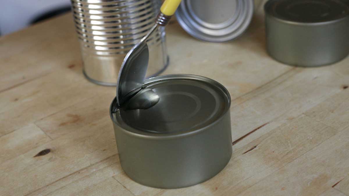 ¿No tienes abrelatas? Usa una cucharilla para abrir las latas.