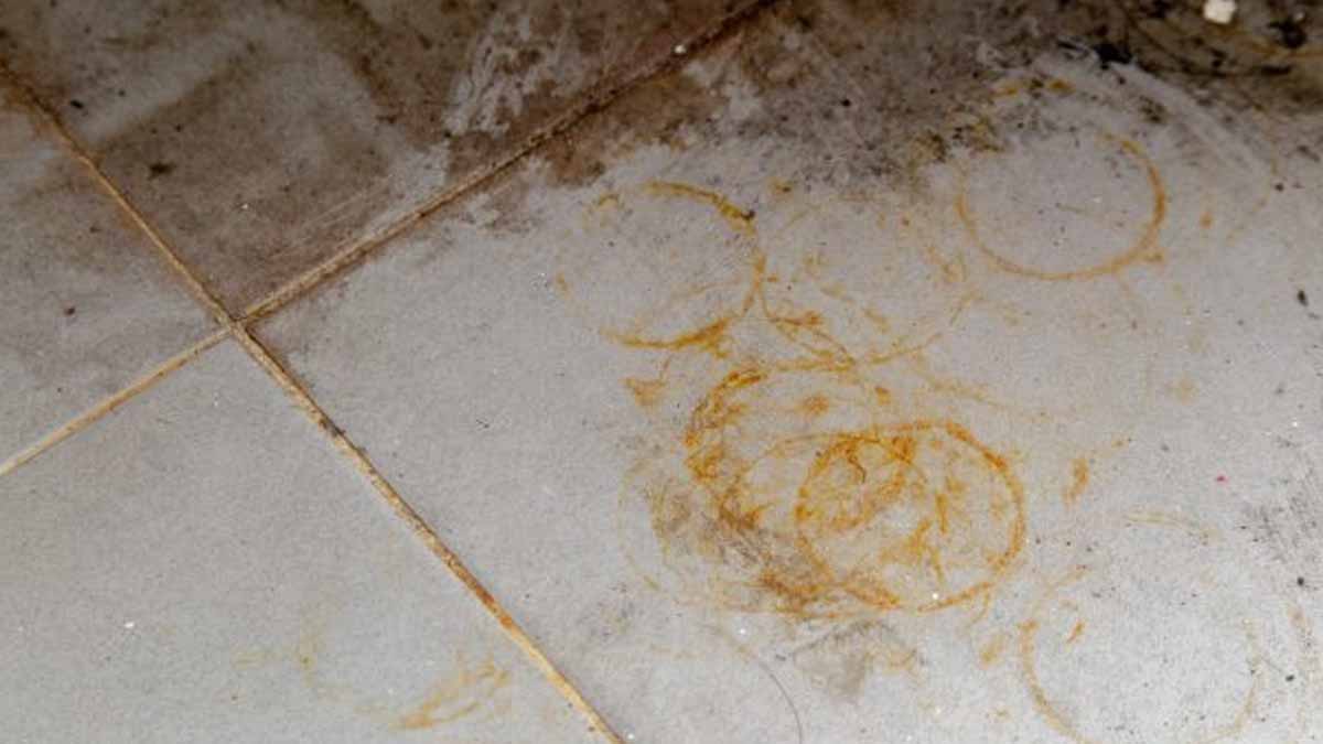 Un truco genial para eliminar las manchas de óxido de los azulejos.