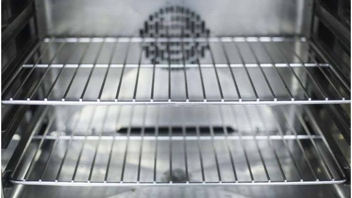 Aquí tienes el truco infalible que mantendrá la rejilla de tu horno impecable.