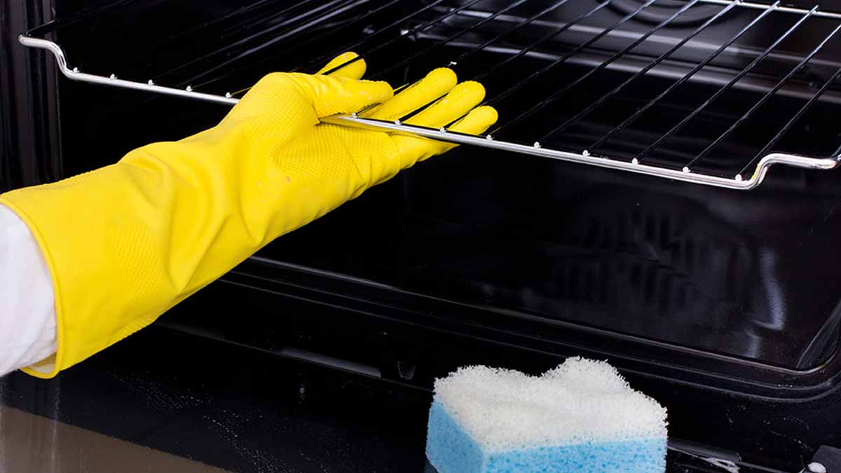 Aquí tienes nuestros mejores consejos para limpiar un horno sucio.