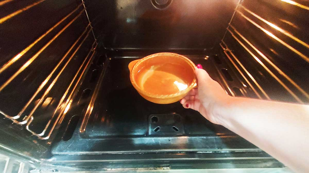 Cómo ablandar el horno crujiente con un bol