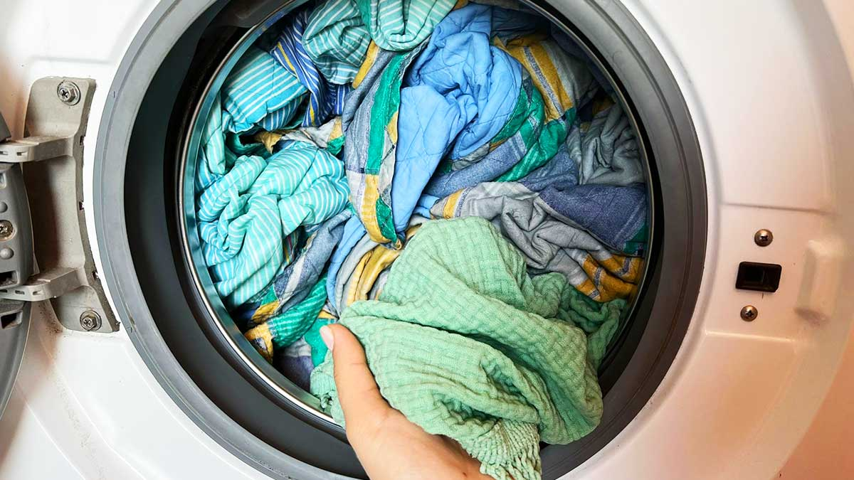 ¿Por qué huele la ropa después de la lavadora?