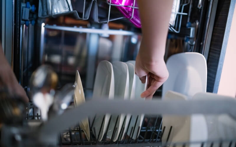 Errores que debes evitar para mantener tu lavavajillas saludable