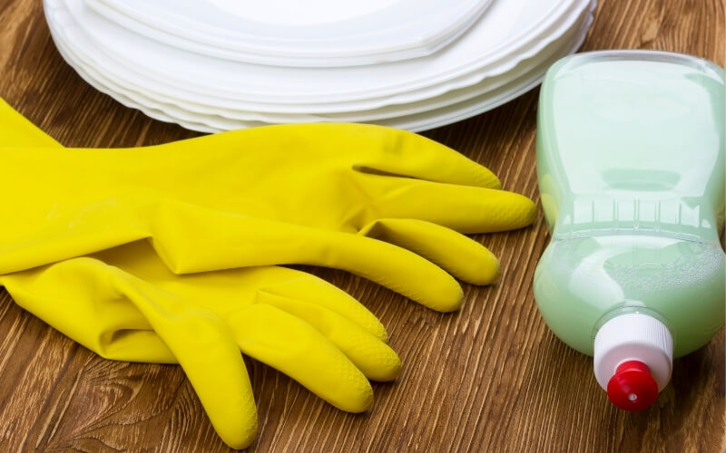 Limpiar y dejar brillar la encimera y los platos de tu cocina: 5 trucos