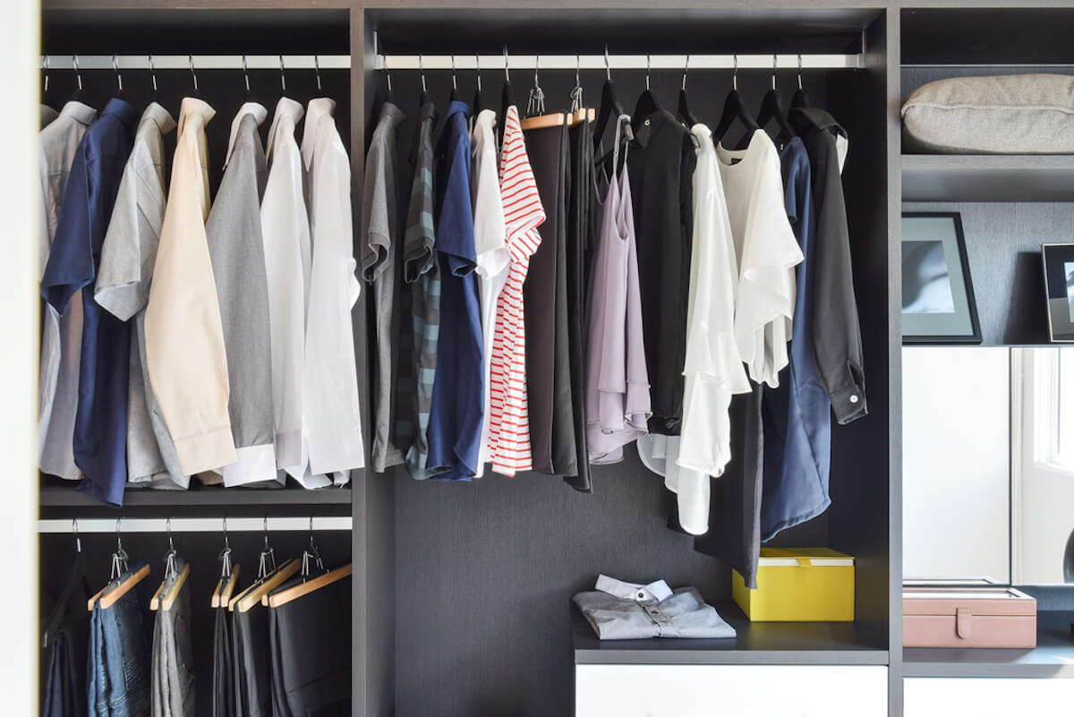 Guarda bien tu ropa en el armario: sigue estos 8 consejos