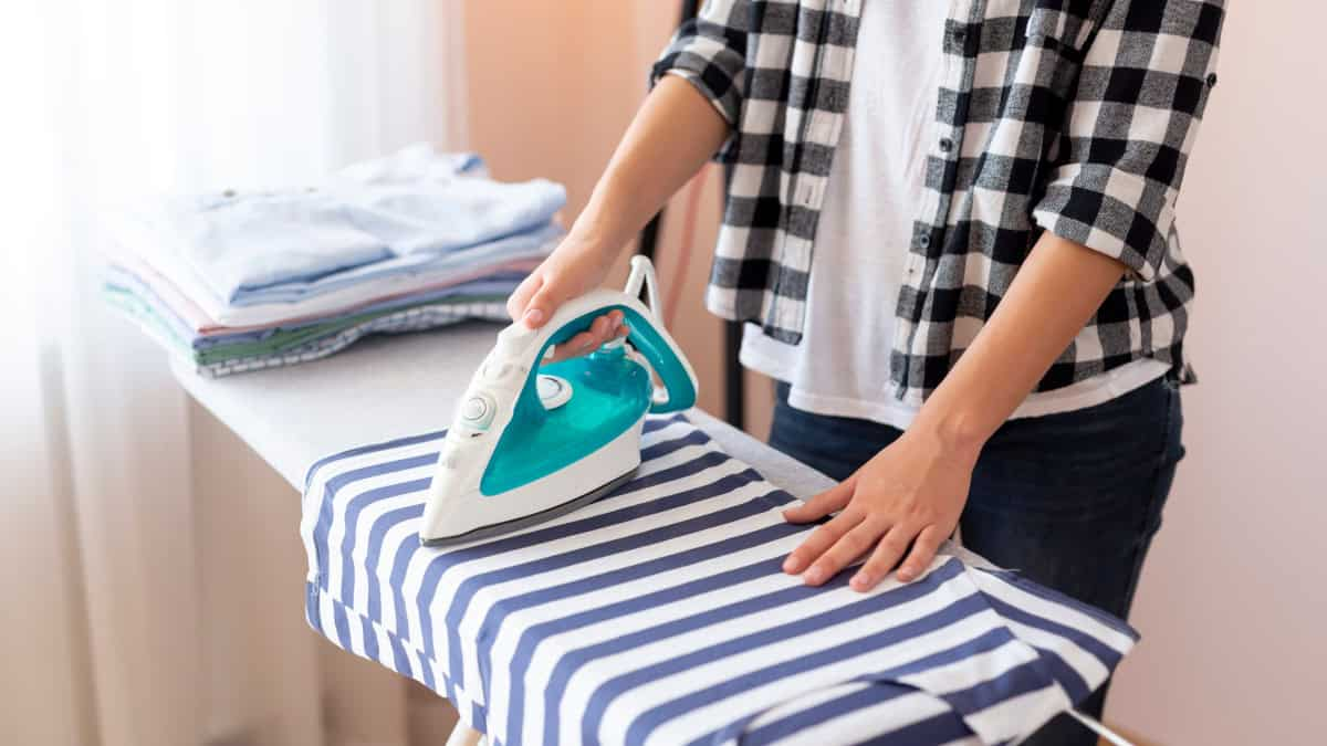 Este es el truco para quitar las arrugas de la ropa sin plancharla