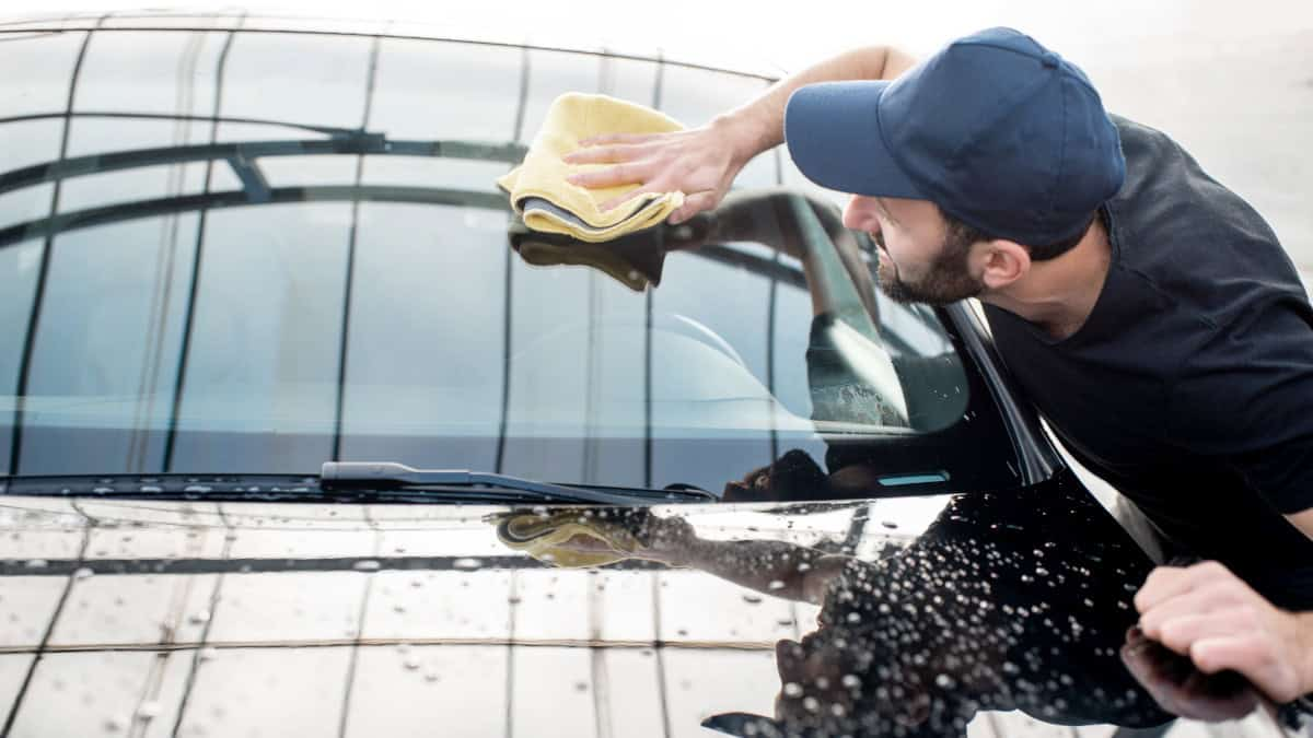 4 productos que puedes aplicar en los cristales de tu coche para mantenerlos limpios