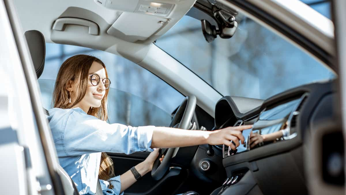 ¿Cuál es el propósito de las manijas sobre las ventanillas del automóvil? No es para sujetar en turnos ni para colgar ropa.