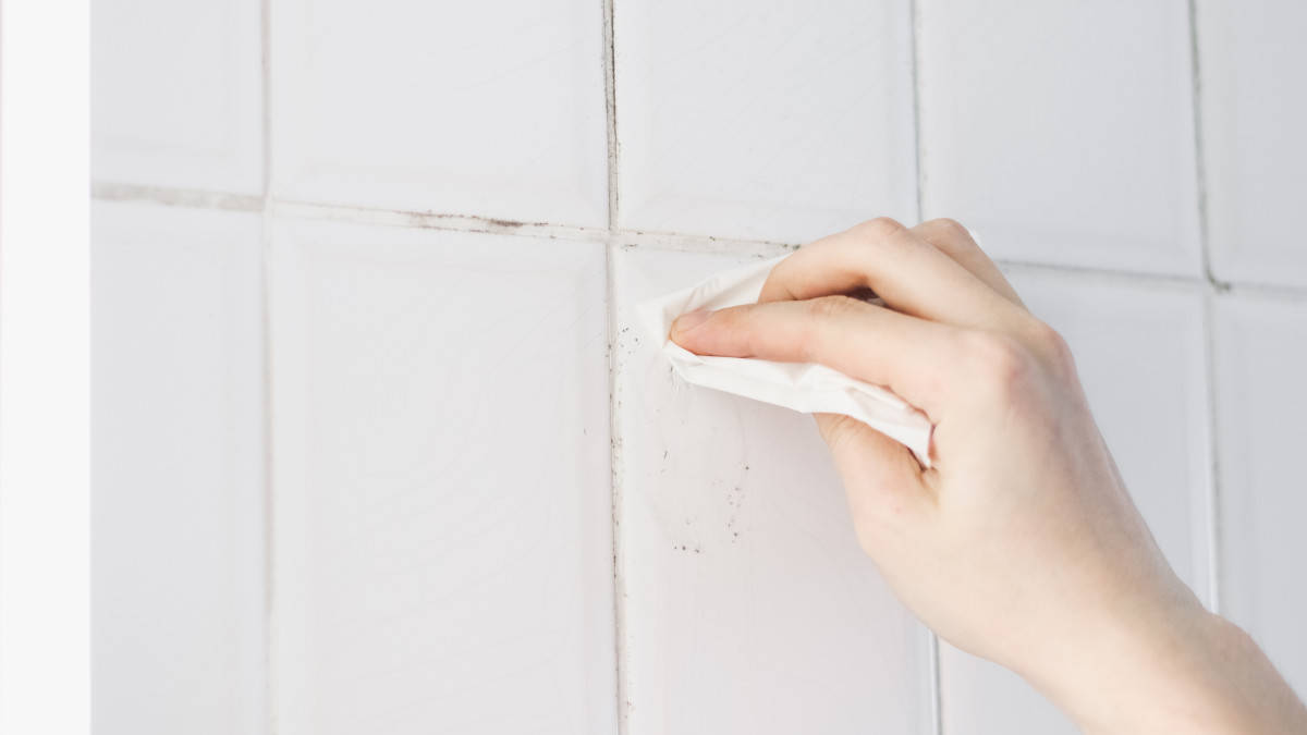 El método infalible para dejar blancas las juntas de azulejos se esconde en tu cocina