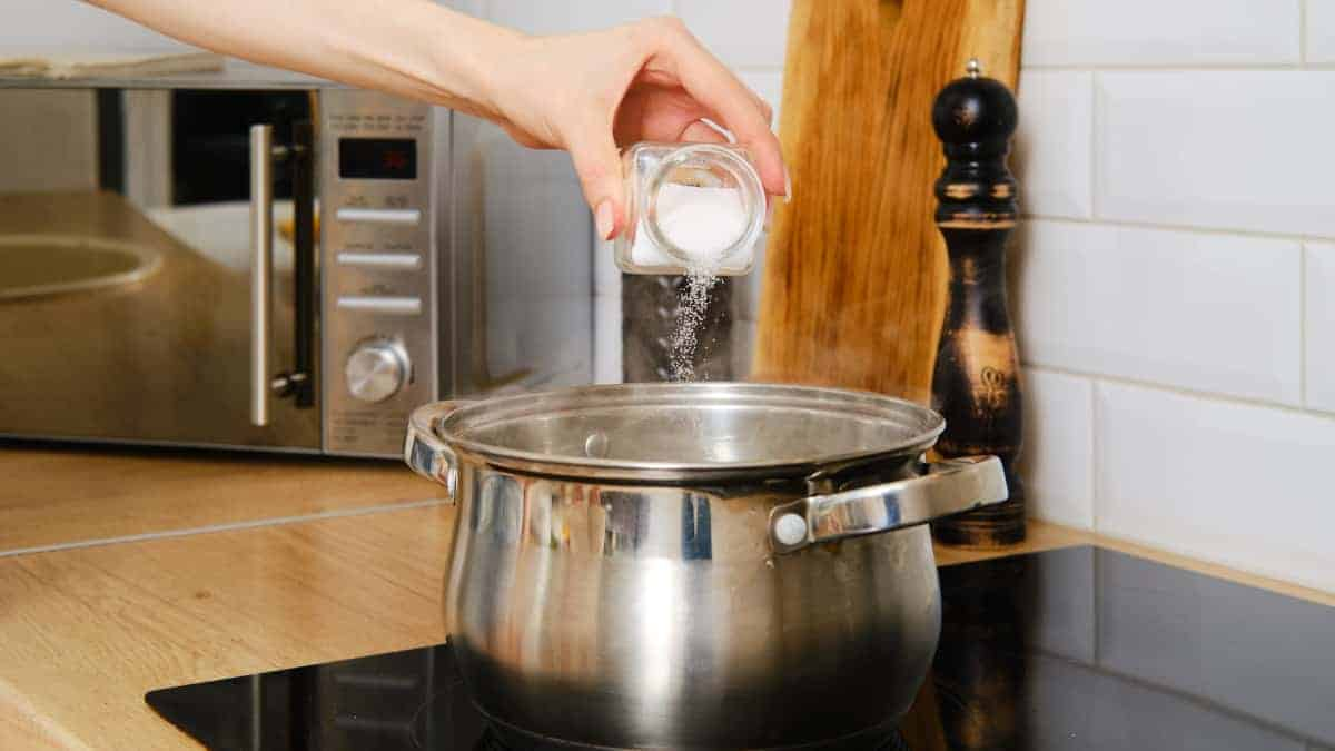 ¿Demasiada sal en la olla? A continuación te explicamos cómo corregirlo para evitar disfrutar de una comida desagradable.