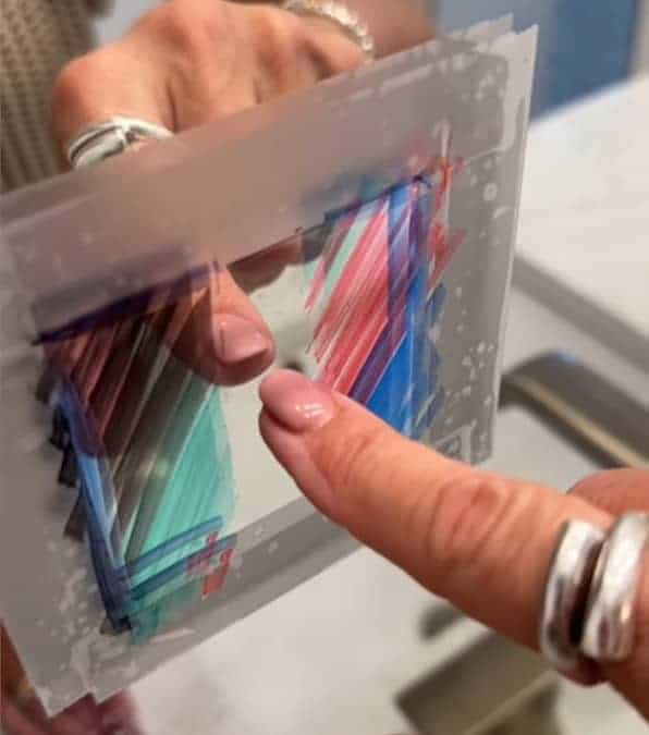 Aplicar cinta adhesiva al espejo del baño del hotel: “Revise siempre los espejos”