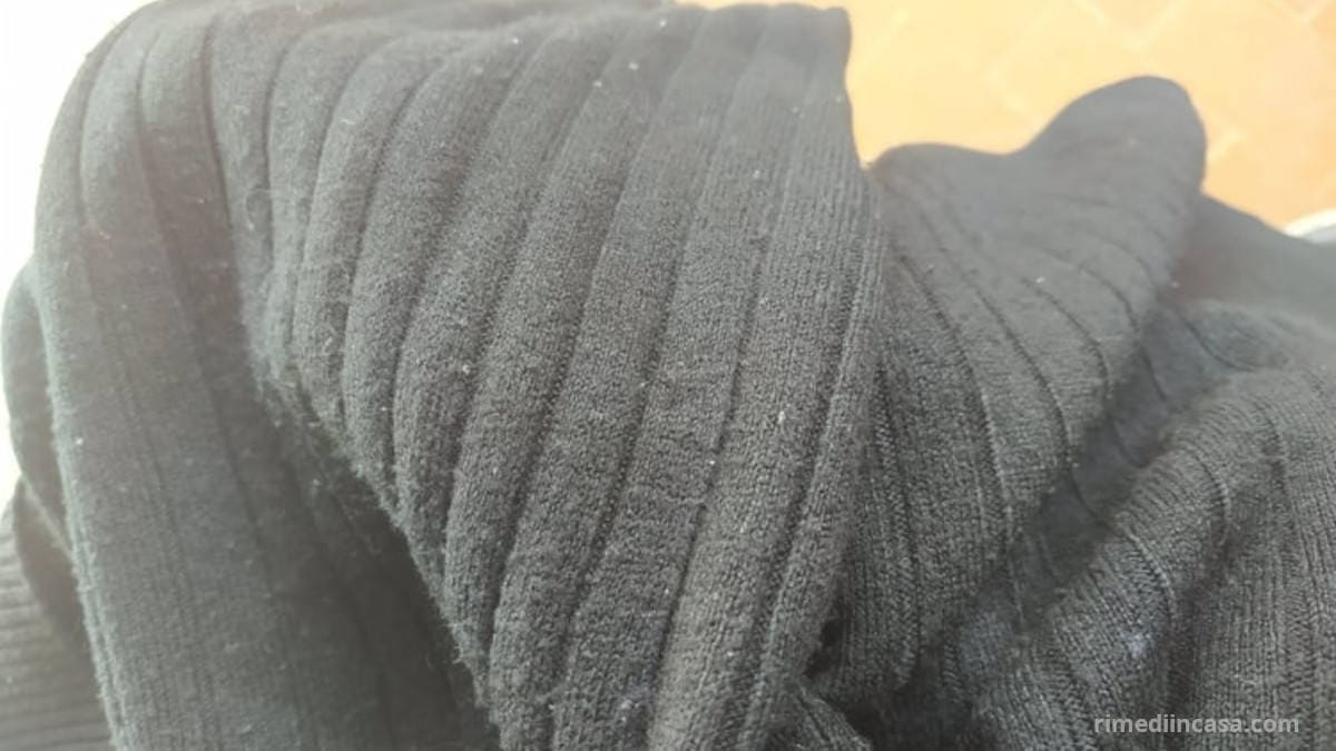 ¿No tienes un quitapelusas? ¡Mira estas increíbles formas de hacer que tu suéter luzca como nuevo!
