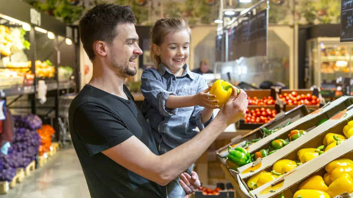 Estrategias de supermercado: por qué se encuentran frutas y verduras en la entrada