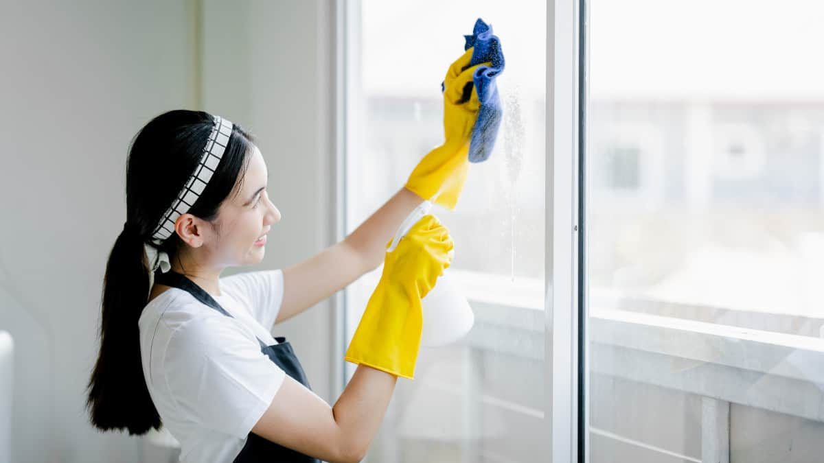 Una forma rápida y sencilla de limpiar cristales con vinagre