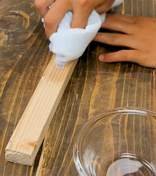 Cómo quitar las manchas de la madera: 3 soluciones naturales