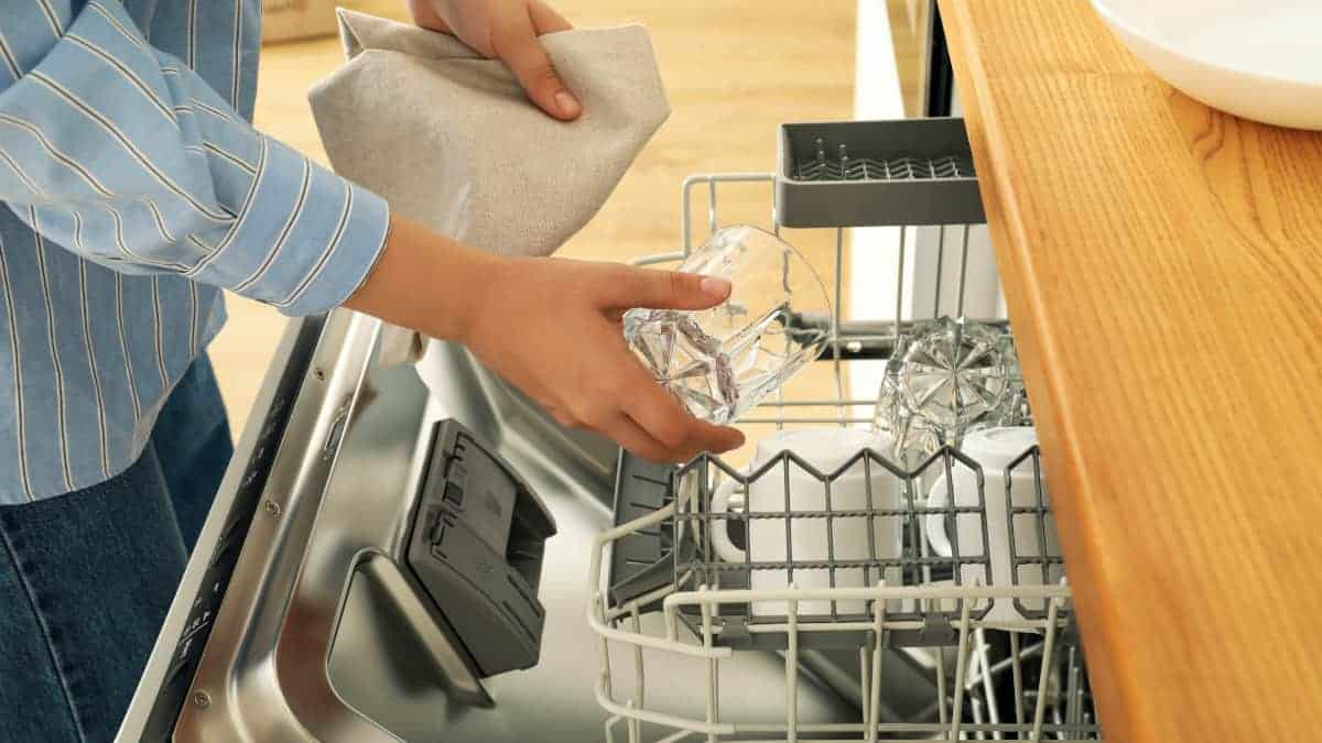 ¿Gafas con manchas blancas? A continuación te explicamos cómo hacerlos brillantes en un instante.