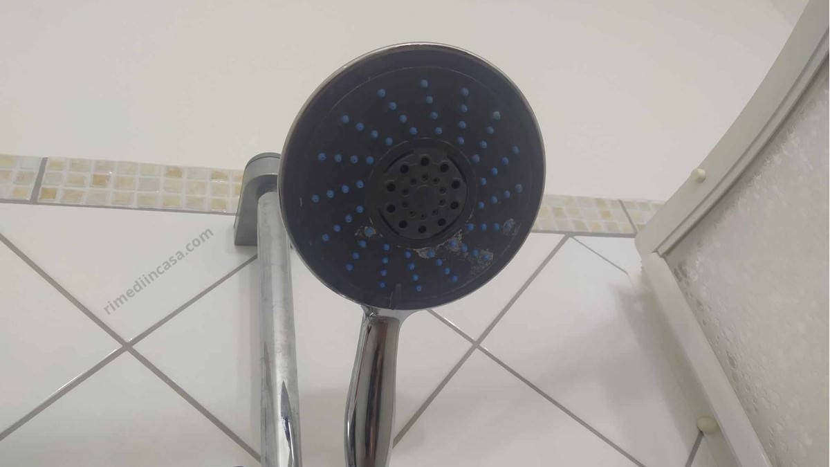 Dile adiós a la cal: un método tradicional para tener el rociador de ducha como nuevo