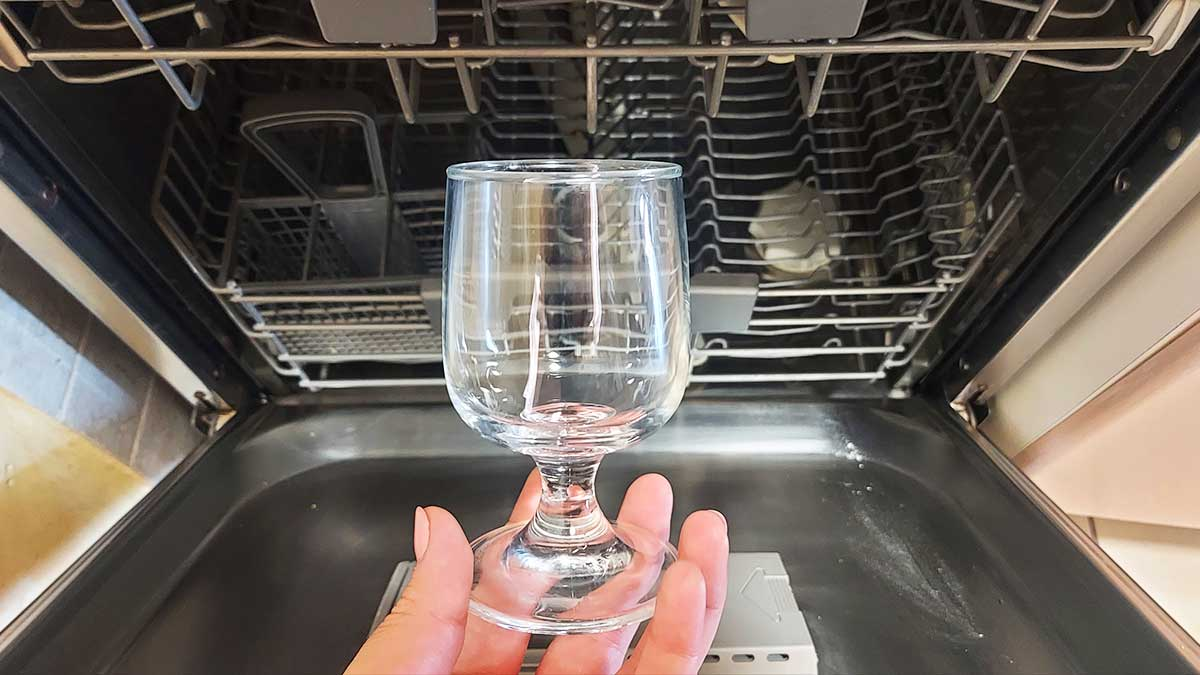 ¿Cómo quitar las manchas de agua de los vasos después de lavarlos en el lavavajillas?