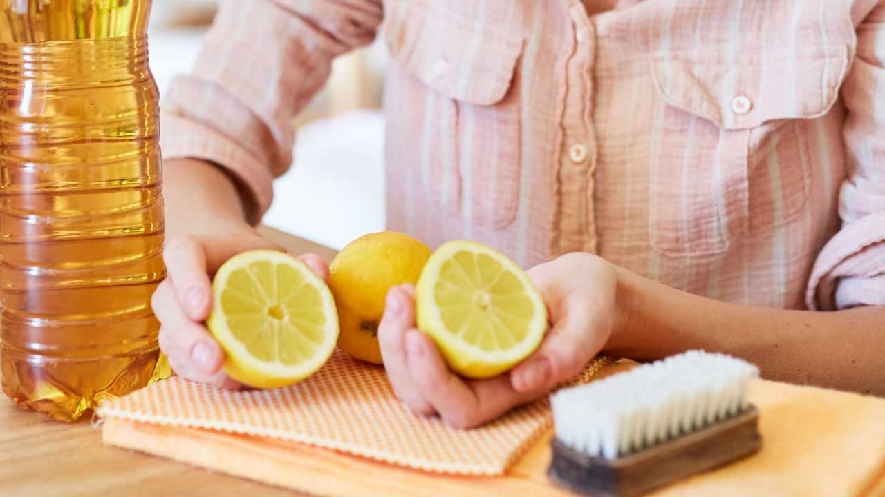 Todos los trucos que debes saber para limpiar la casa con limón