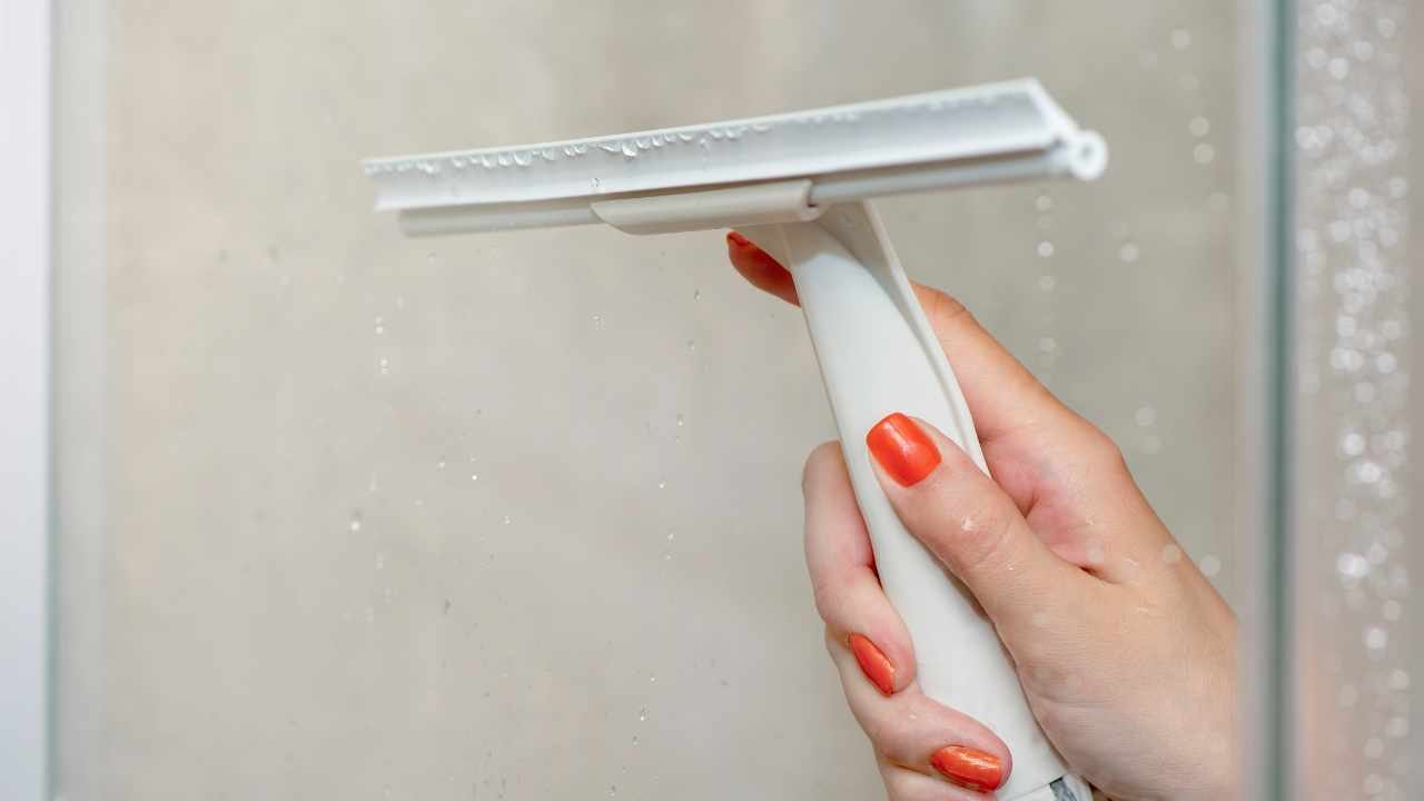 Toma unos segundos, rocía esta mezcla casera en las ventanas inmediatamente después de ducharte.