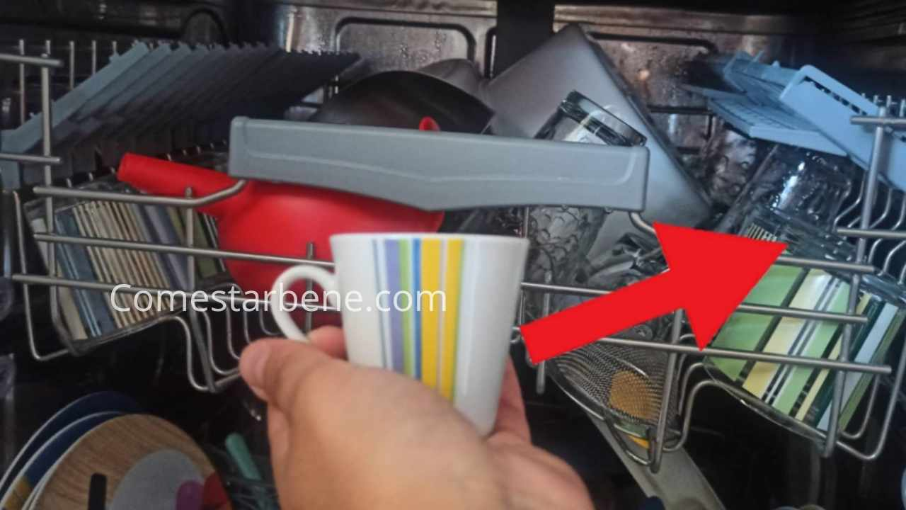 Lavavajillas siempre desinfectado y limpio: ¿conoces el truco de la taza que se ha popularizado en la web?