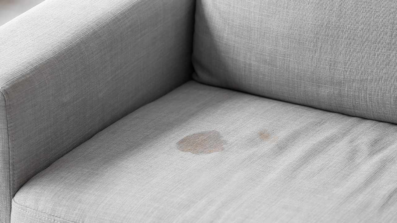 ¿Sofá lleno de manchas? Se necesitan unos minutos y ningún esfuerzo para eliminarlos si sigues estos consejos.