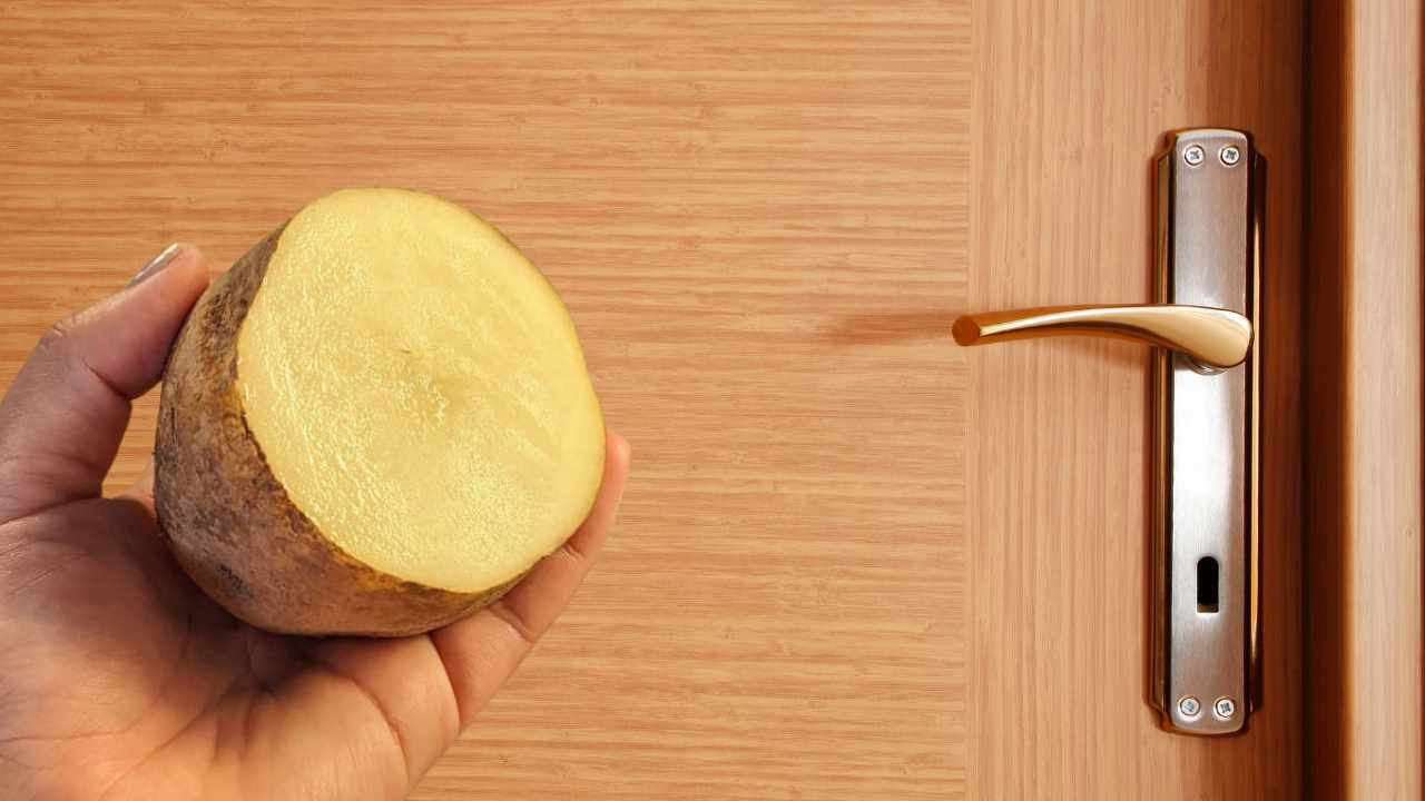 Por qué mucha gente frota una patata en la puerta de su casa: la curiosa razón