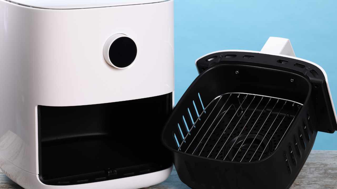 No debes descuidarlo en absoluto, limpiar la freidora es importante: te aconsejamos cómo hacerlo con sólo dos ingredientes