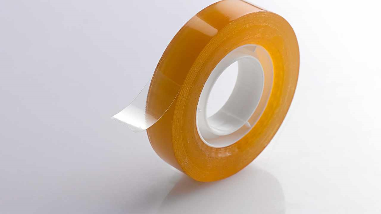 ¿Alguna vez te has preguntado cuándo nació la cinta adhesiva y quién la inventó? Aquí está su historia