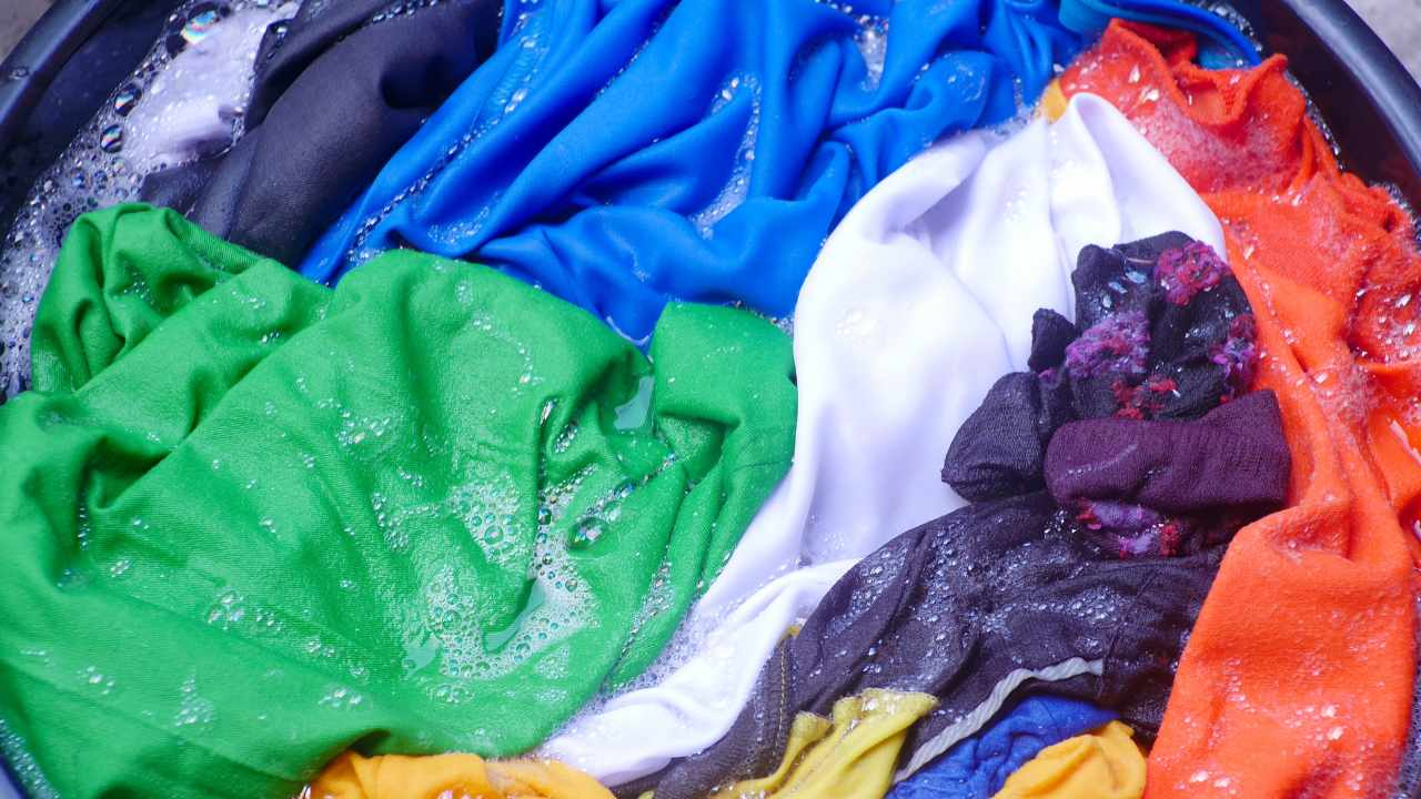 Utiliza el truco del vinagre para fijar el color en prendas de colores la primera vez que las lavas