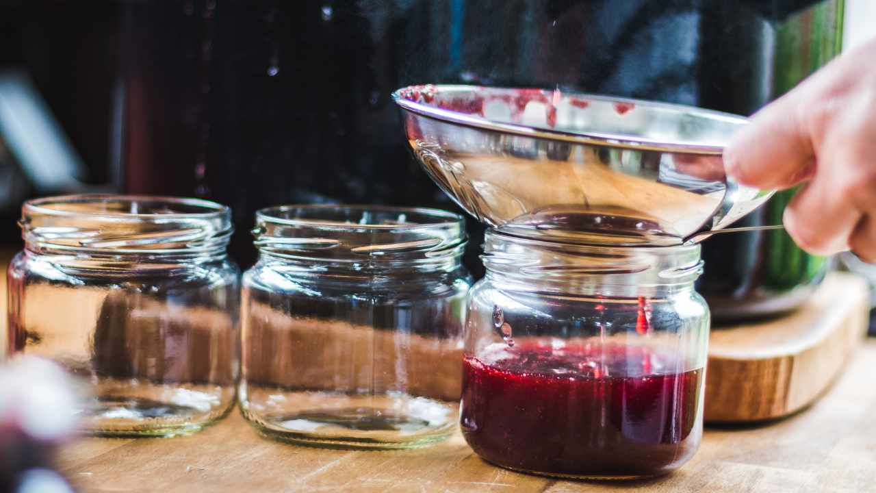 Ha llegado el momento de las mermeladas y las conservas: sigue estos preciosos consejos para esterilizar mejor los tarros