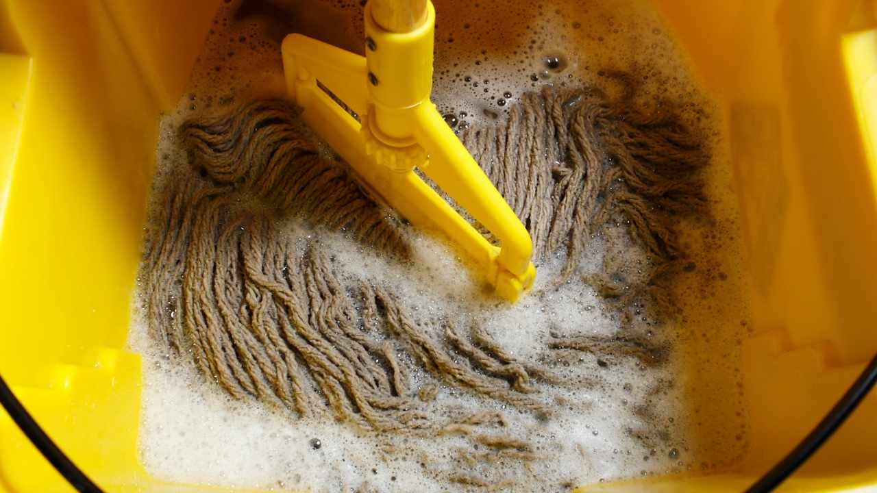 Nunca debes olvidarte de limpiar y desinfectar la fregona: muchos hoteleros utilizan este método