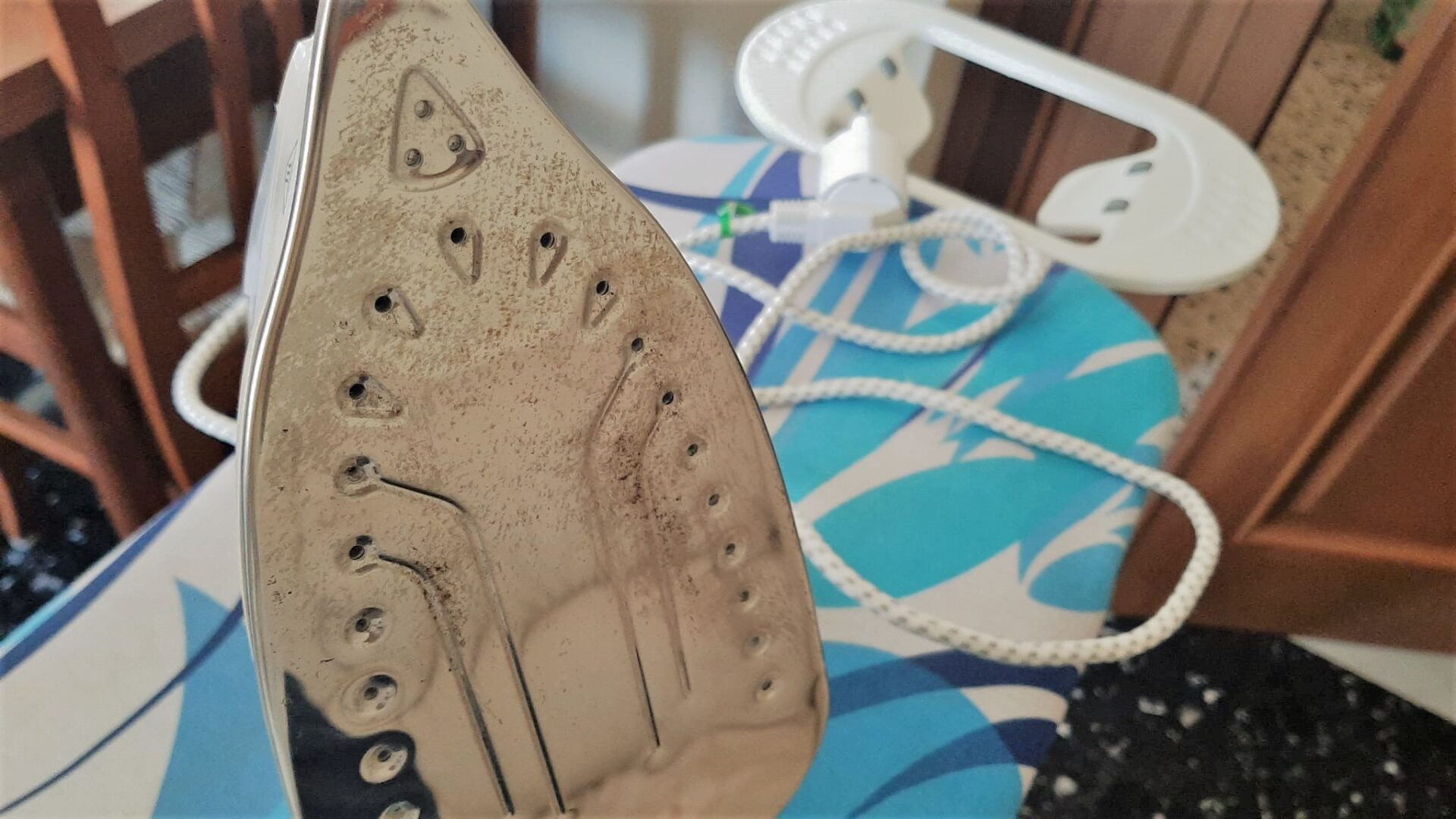 Cómo limpiar una suela de hierro quemada
