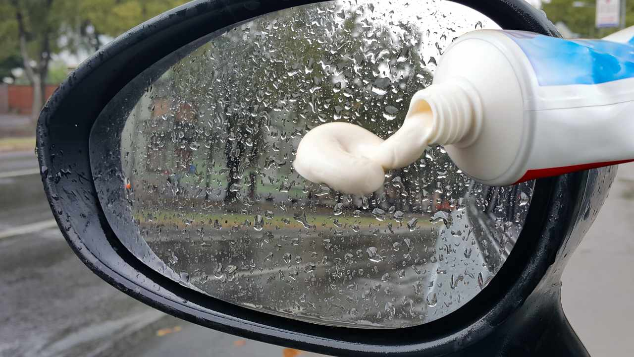 ¿Conoces el truco de la pasta de dientes para el coche? ¡Cuando llueve es muy útil! Nos lo revela en su vídeo