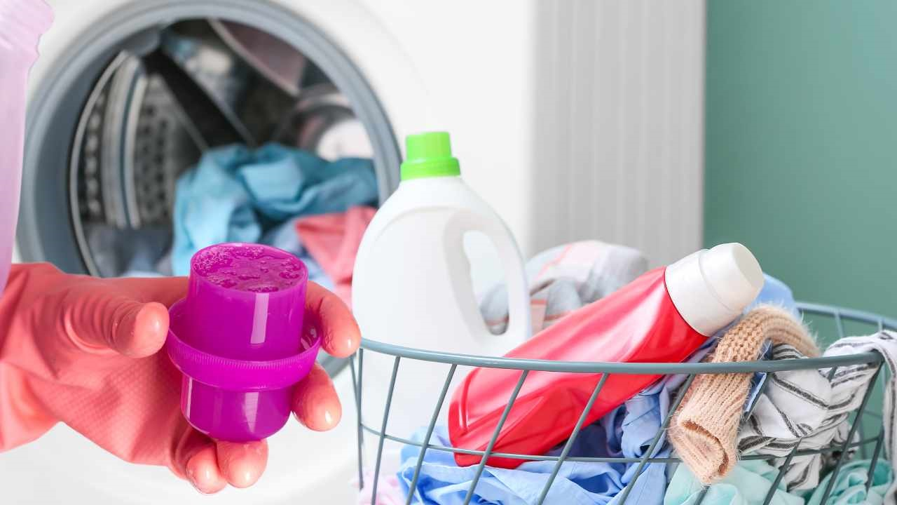 Es mejor que la lejía, con un vaso en la lavadora es suficiente: no podrás creer el resultado